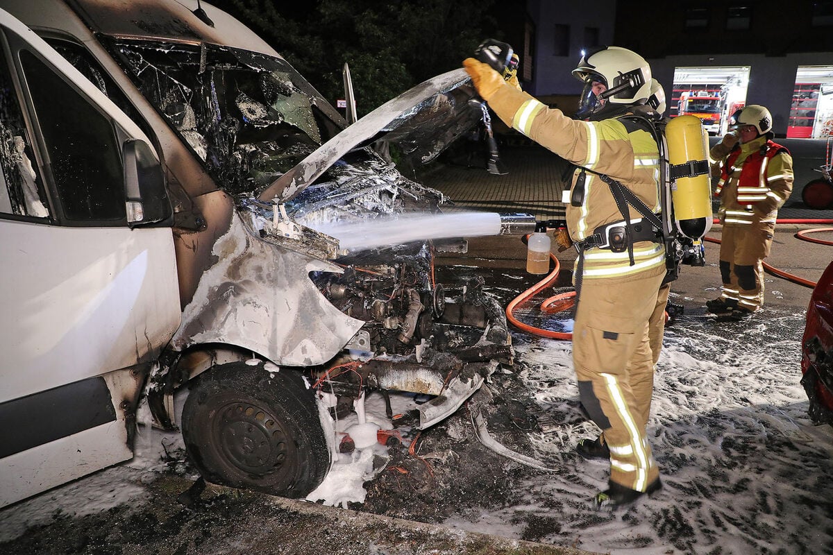 Kleintransporter brennt vor Feuerwehr-Station in Dresden!