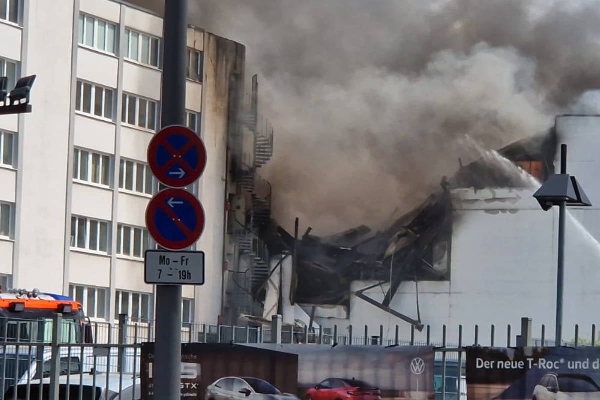 Großbrand bei Rüstungskonzern in Berlin: Feuerwehr gibt Entwarnung