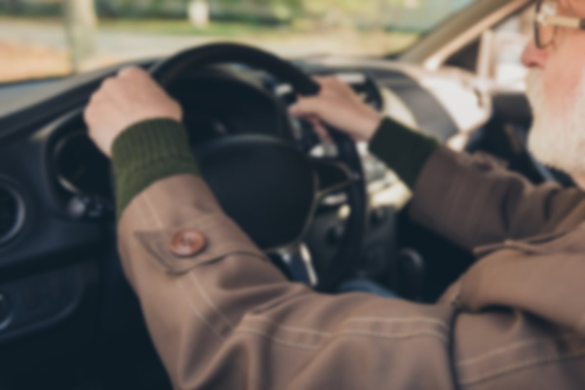 Wittenberg Rentner im Ford verwechselt Gas mit Bremse und kracht in Garage