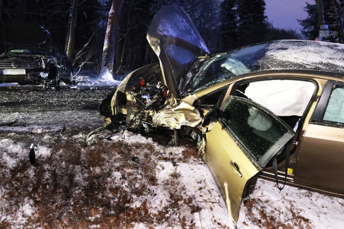 Winter-Crash-in-Chemnitz-Drei-Autos-krachen-auf-glatter-Stra-e-zusammen