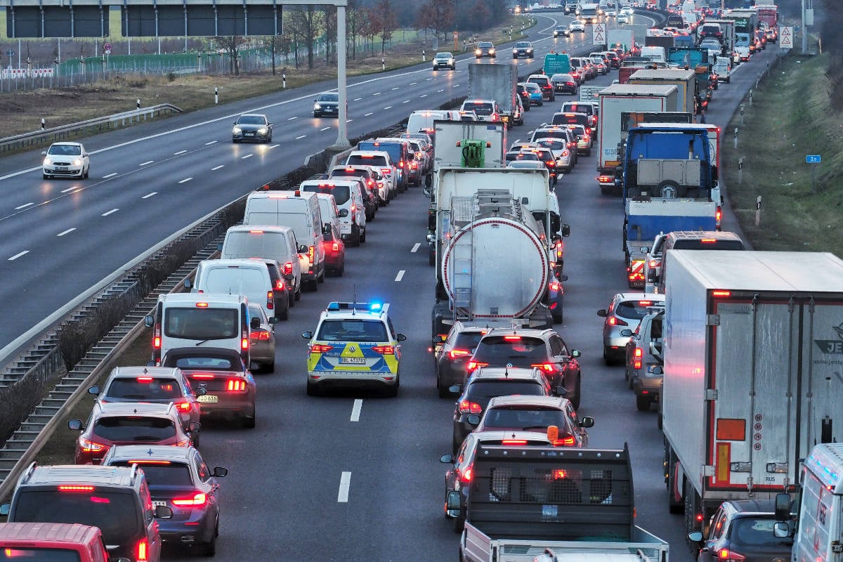 Crash-auf-A10-sorgt-f-r-dicken-Stau-am-Morgen