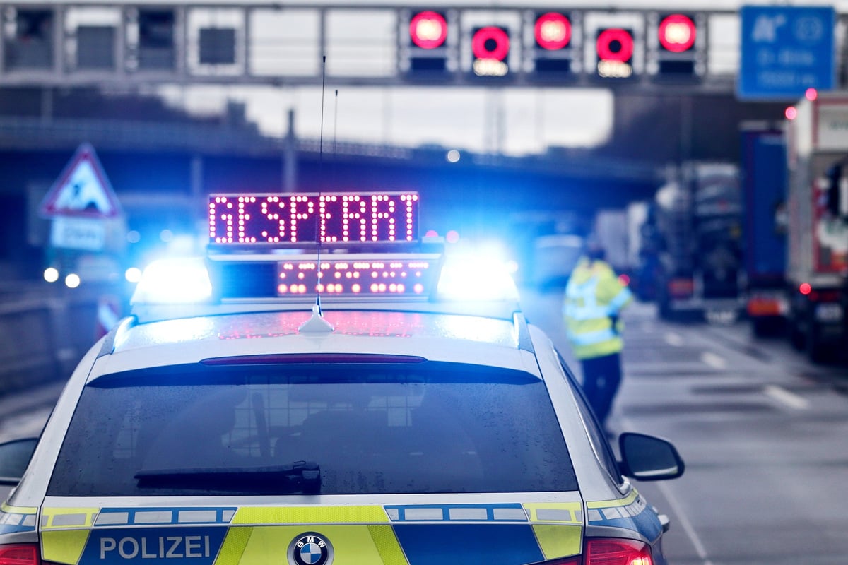 A57 nach Crash wieder frei, Verkehr wird an Unfallstelle vorbeigeführt