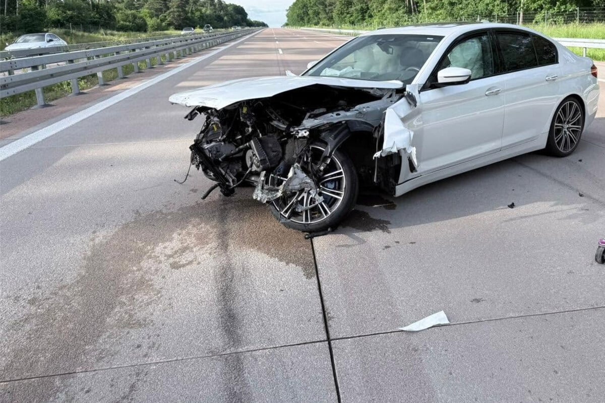 Hinterrad-pl-tzlich-kaputt-BMW-Fahrer-schlittert-ber-A9-und-kracht-in-Leitplanke