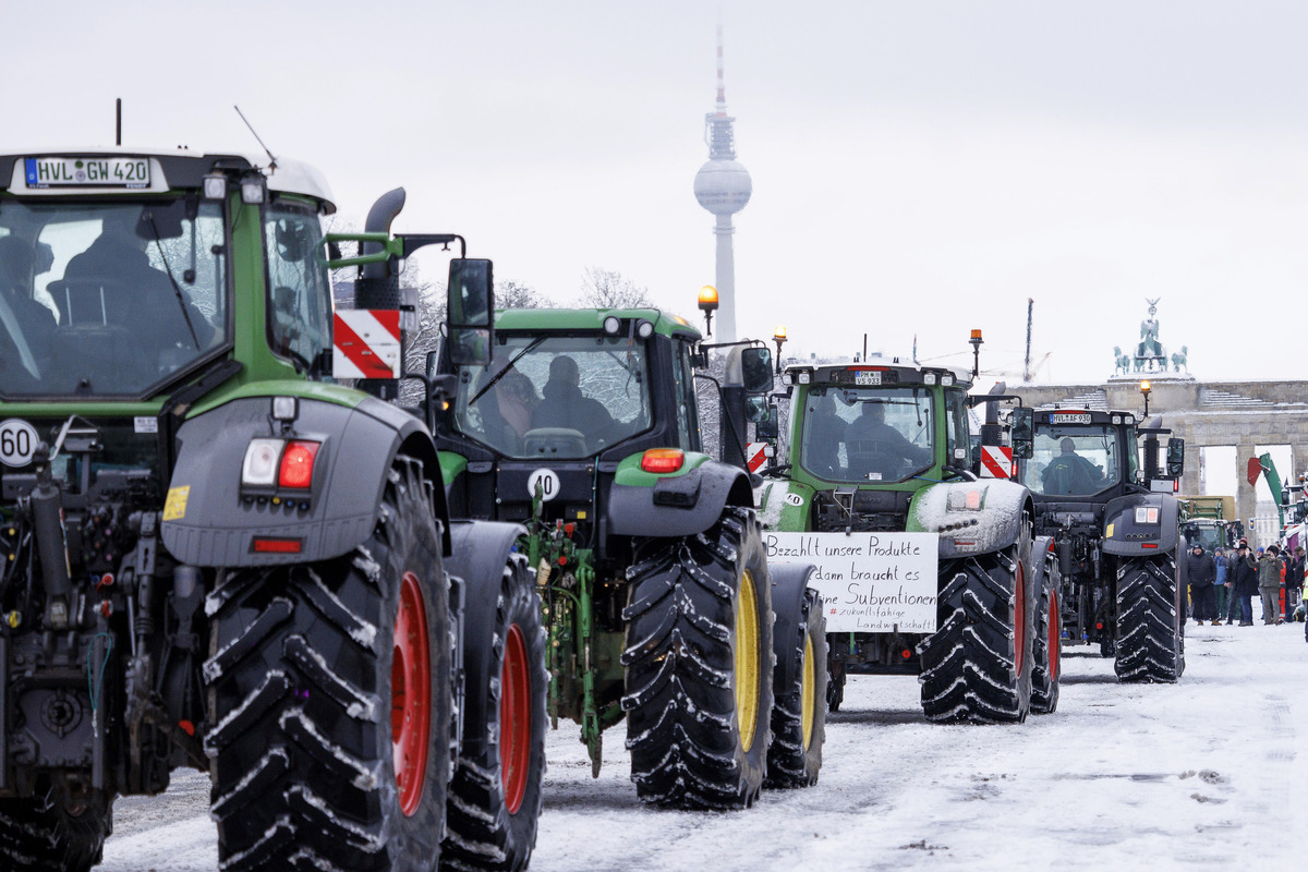 Erneut Bauernproteste in Berlin: Traktoren und Lkw blockieren Straßen!