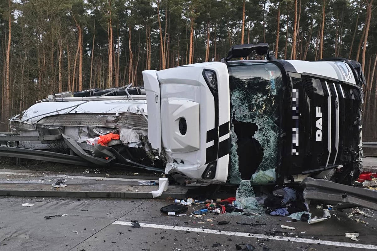 Tanker kippt auf A12 um: Brummi-Fahrer in Führerhaus eingeklemmt
