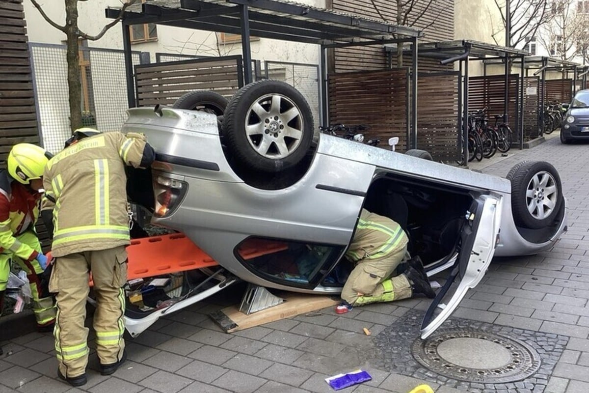 Auto überschlägt sich in Berlin-Mitte: Feuerwehr rettet eingeklemmte Person