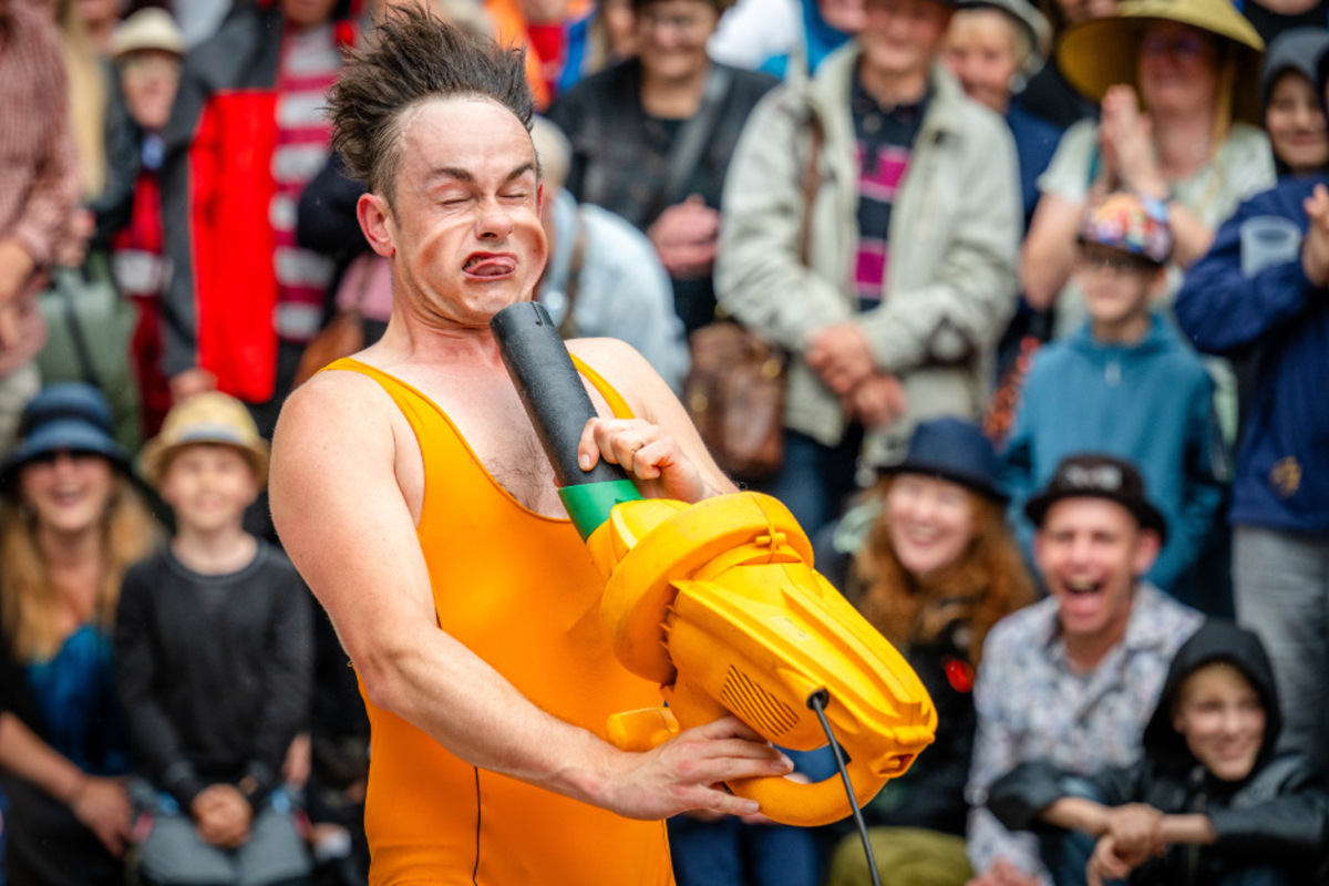Impf-Gegner attackiert Clown beim Chemnitzer Hut-Festival