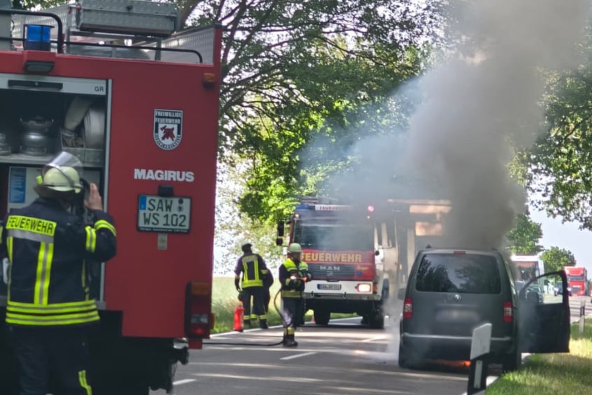Erst-Warnleuchte-dann-Vollbrand-Auto-f-ngt-auf-B248-Feuer