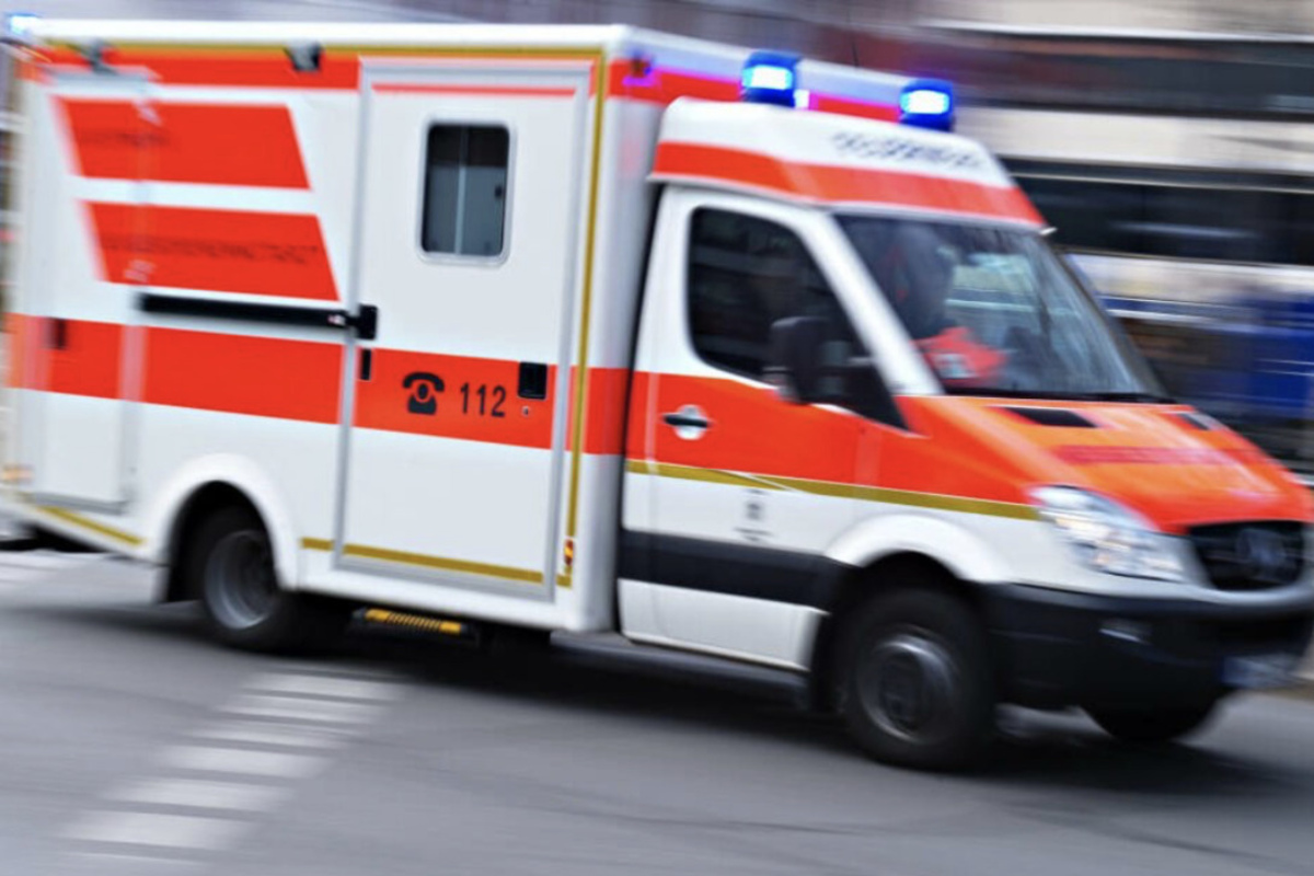 12-Jähriger auf Tretroller von Auto erfasst und schwer verletzt