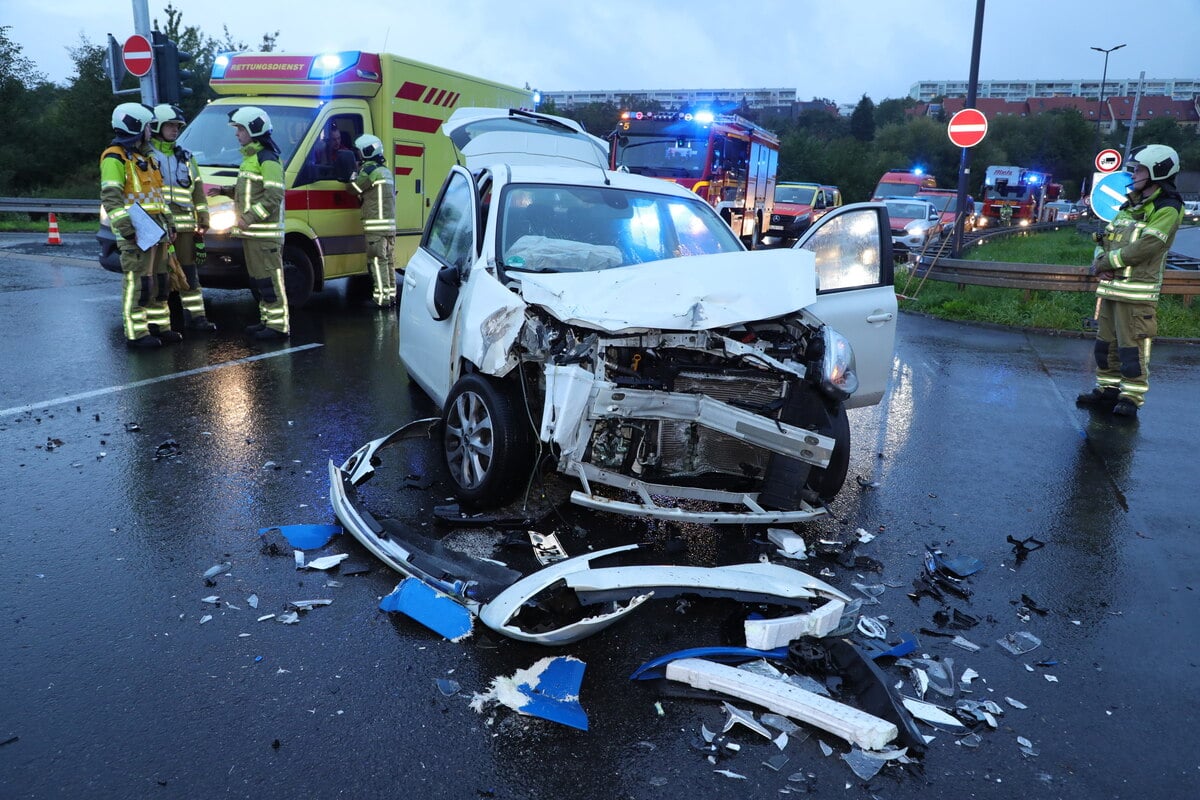 Schwerer Verkehrsunfall auf der B170: Nissan Micra kollidiert mit LKW!