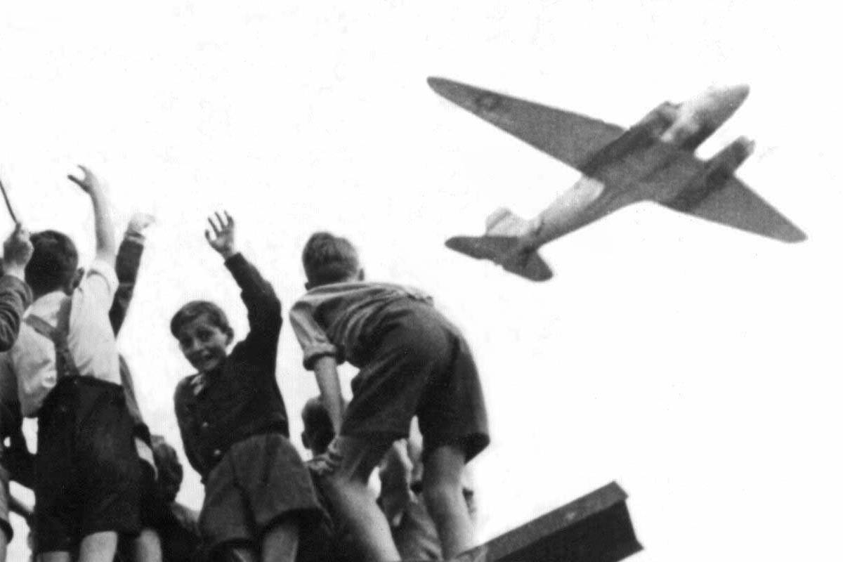 75 Jahre Luftbrücke: Berlin erinnert an heldenhafte Piloten