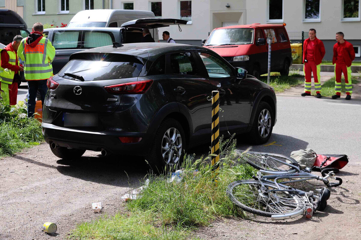 Horror Unfall Radfahrerin Wird Von Auto überrollt Und Stirbt