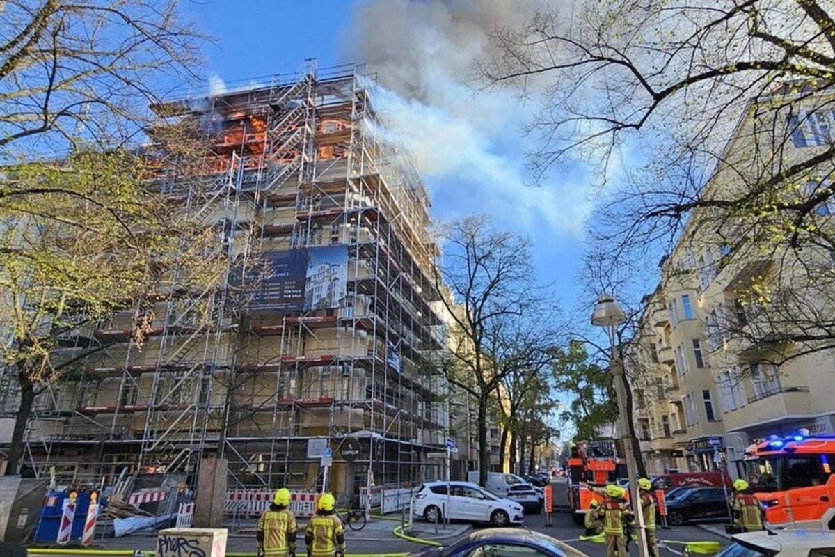 Flammen aus Berliner Wohnhaus: Riesige Rauchwolke sichtbar