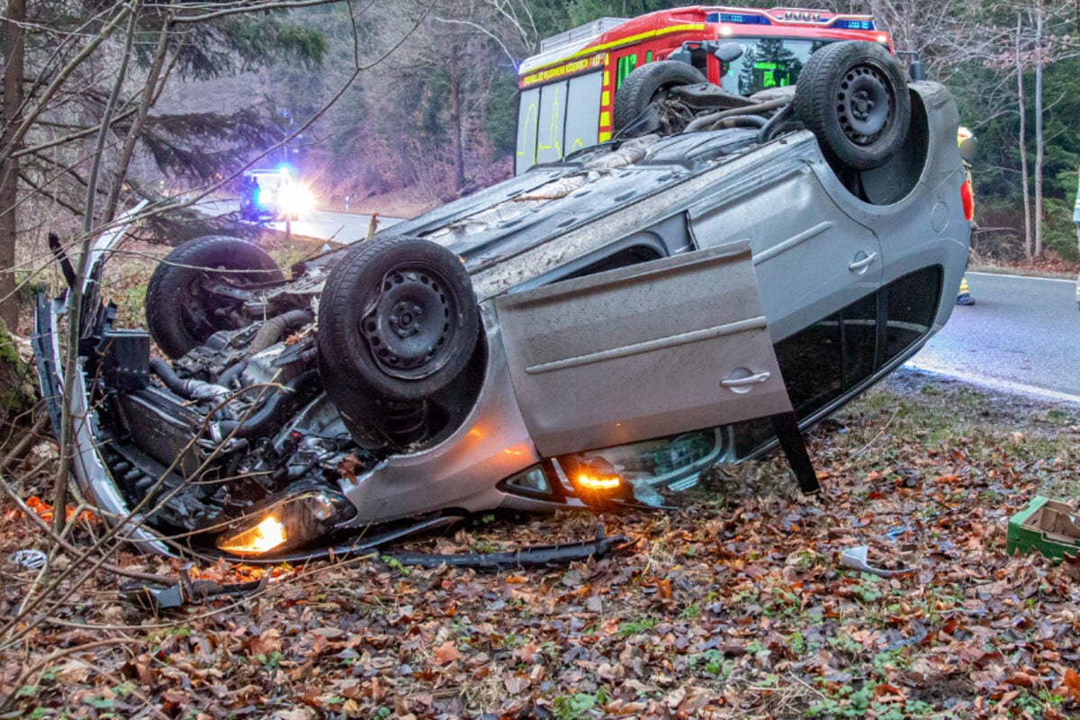 Baum-Crash-im-Vogtland-VW-Fahrer-im-Krankenhaus