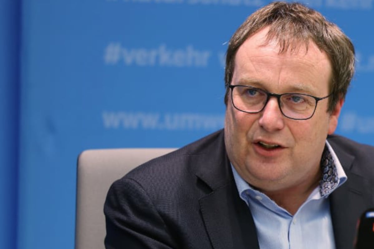 NRW-Minister schlägt Alarm: Deutschlandticket könnte teurer werden!