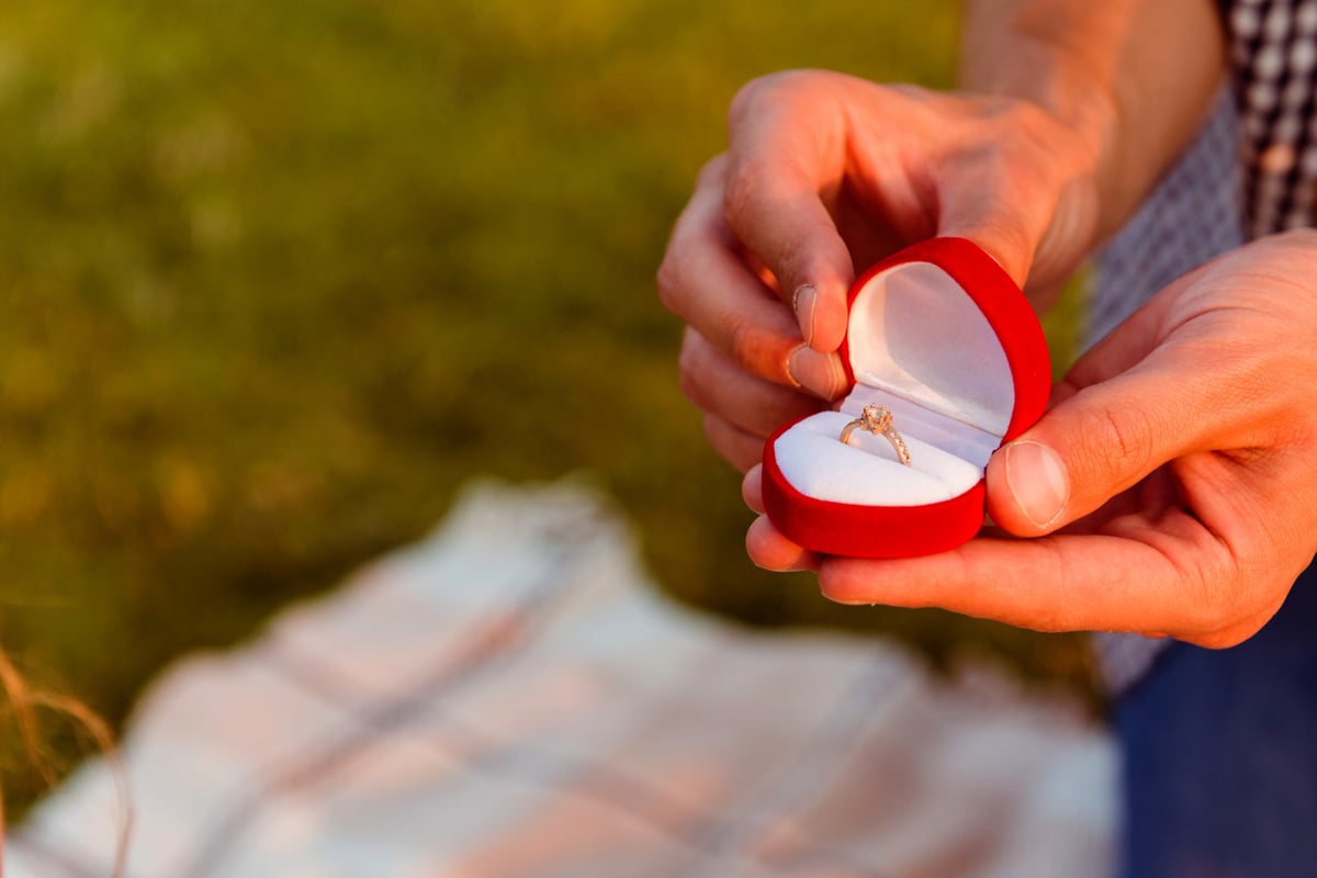 Mann macht Partnerin romantischen Heiratsantrag, doch plötzlich ist die Feuerwehr da
