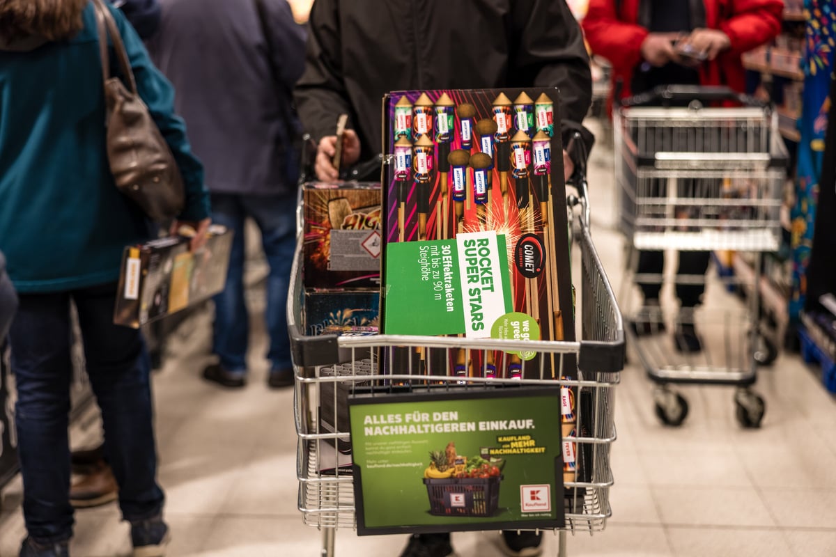 F-r-B-ller-und-Raketen-M-nner-bernachten-auf-Supermarkt-Parkplatz