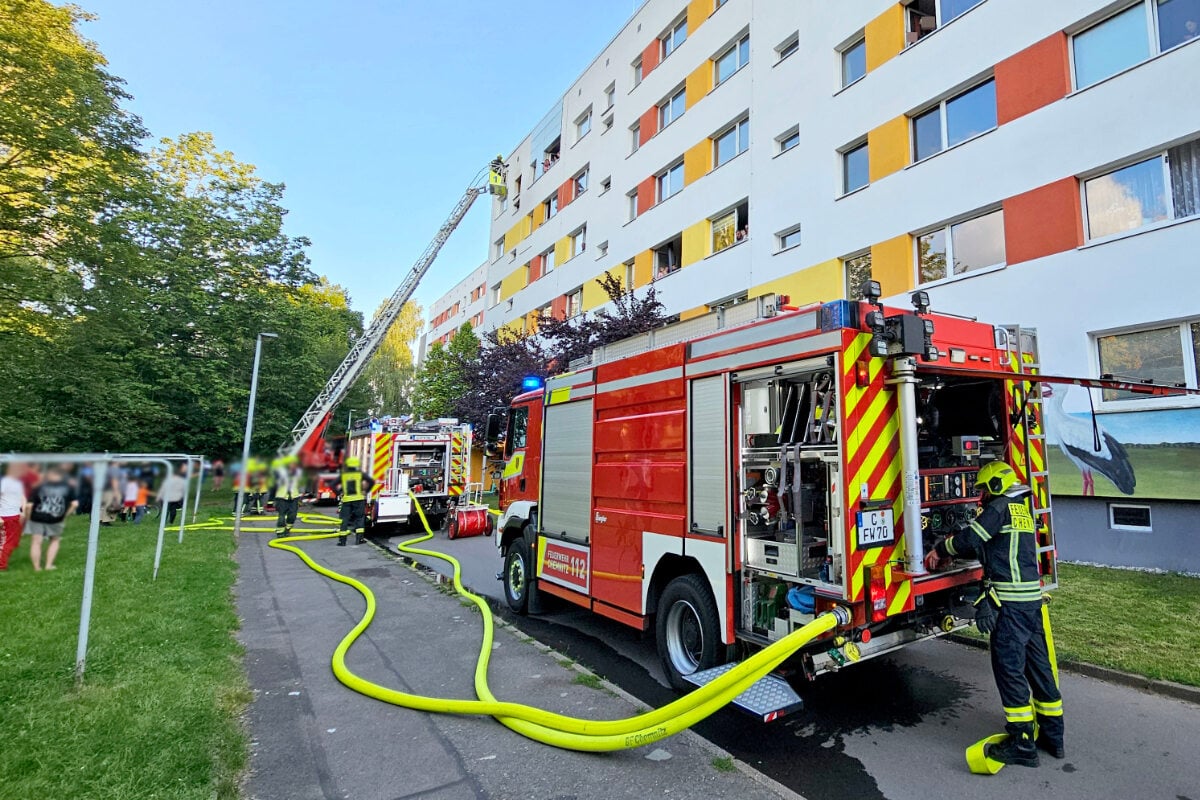 War es ein Anwohner? Polizei ermittelt Tatverdächtigen nach Brand in Chemnitzer Plattenbau