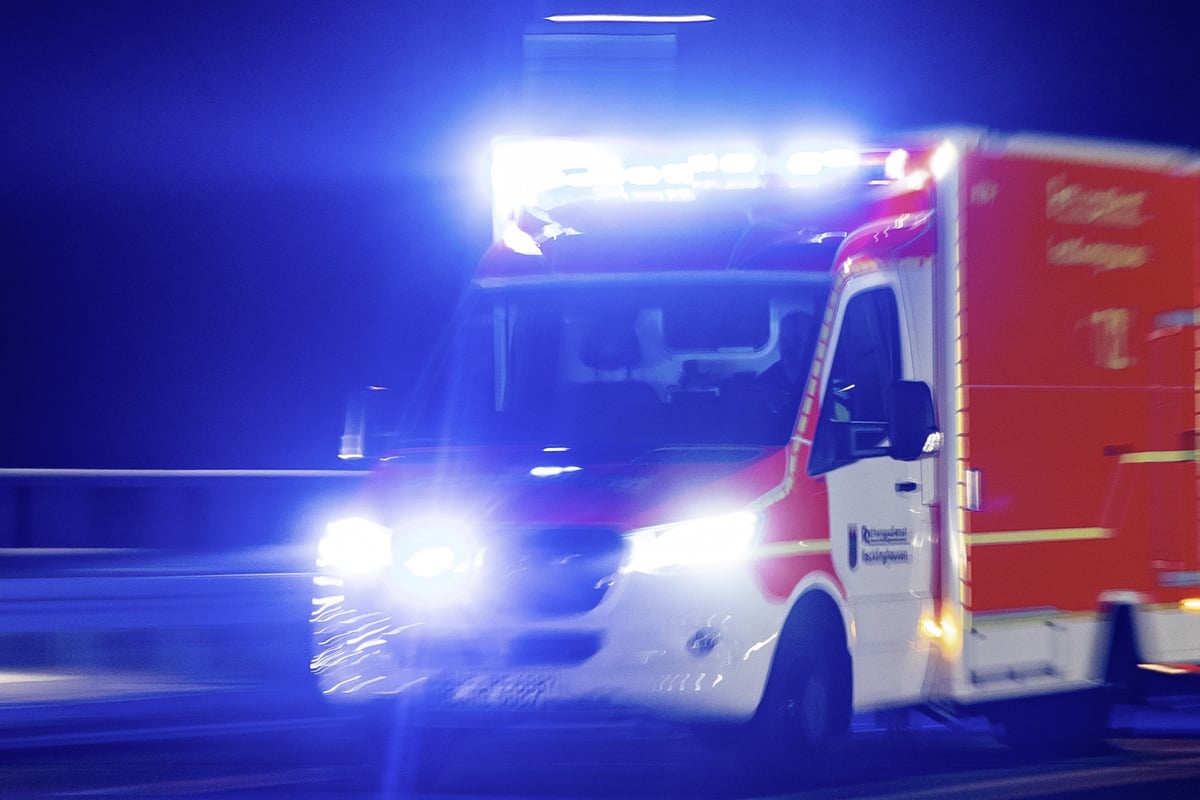 auf-dem-weg-ins-krankenhaus-rettungswagen-kollidiert-mit-auto-sechs-verletzte