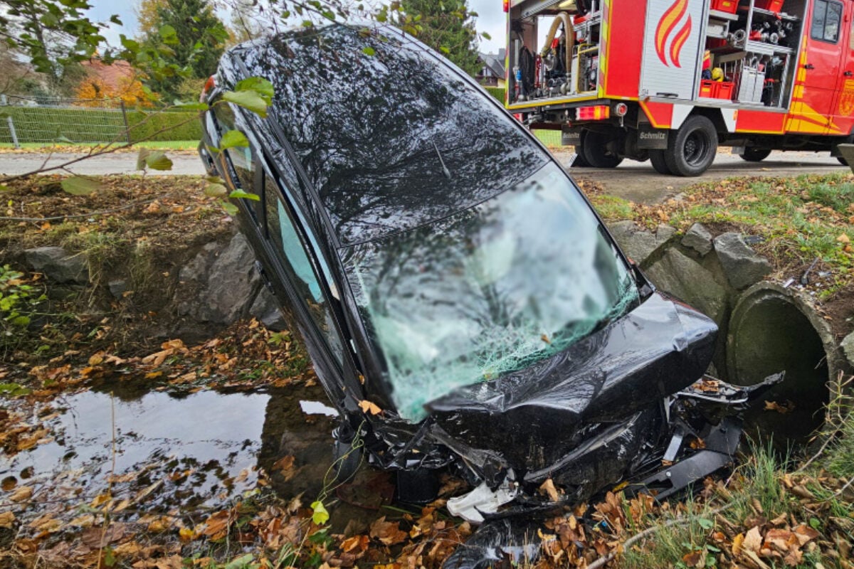 T-dlicher-Unfall-in-Sachsen-Auto-landet-in-Bach-Frau-stirbt