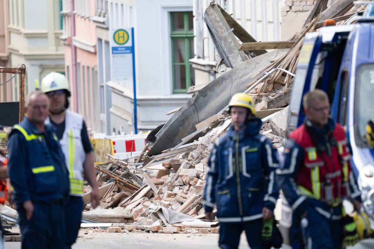 Drei Vermisste nach Hauseinsturz: Suche wird in der Nacht fortgesetzt