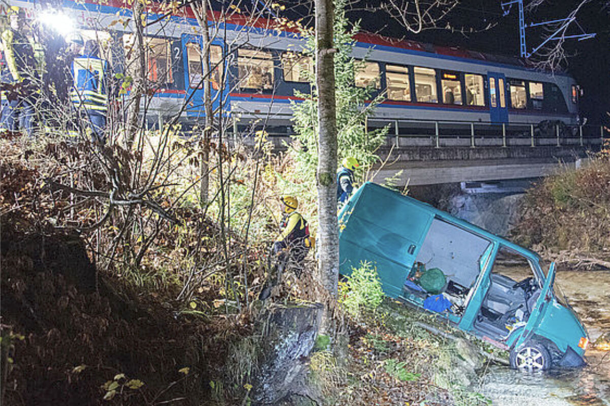 VW Bus Wird Von Zug Mitgeschleift Und Landet In Fluss Fahrer Schwer 
