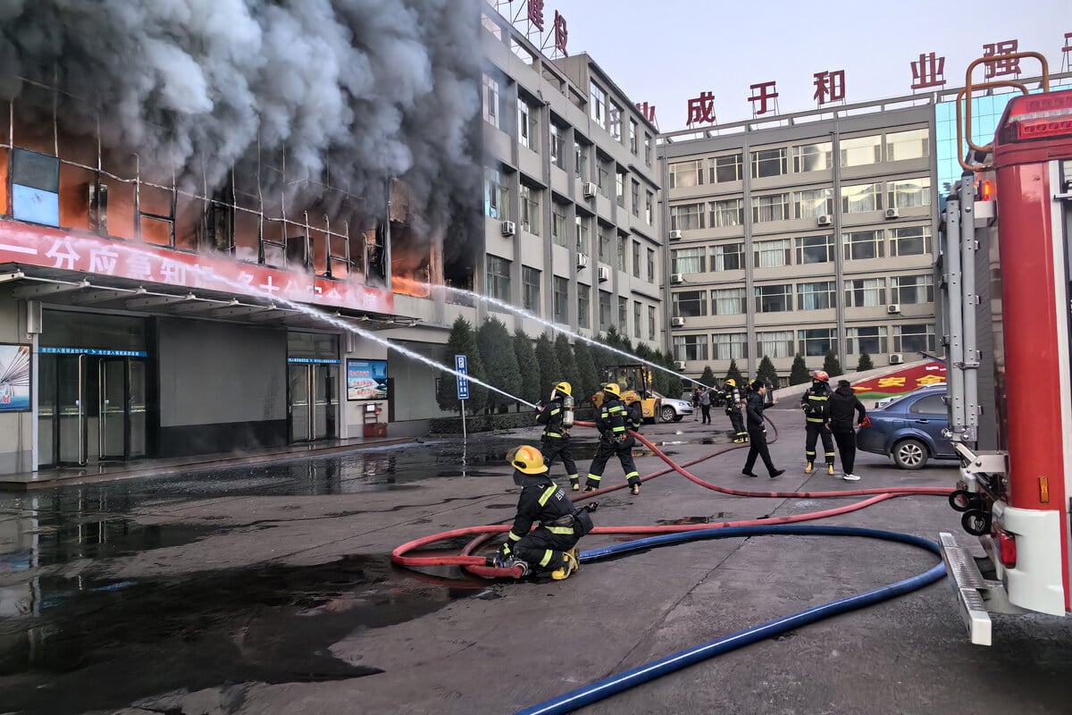 26 Tote Und Dutzende Verletzte Nach Verheerendem Gebäudebrand In China!