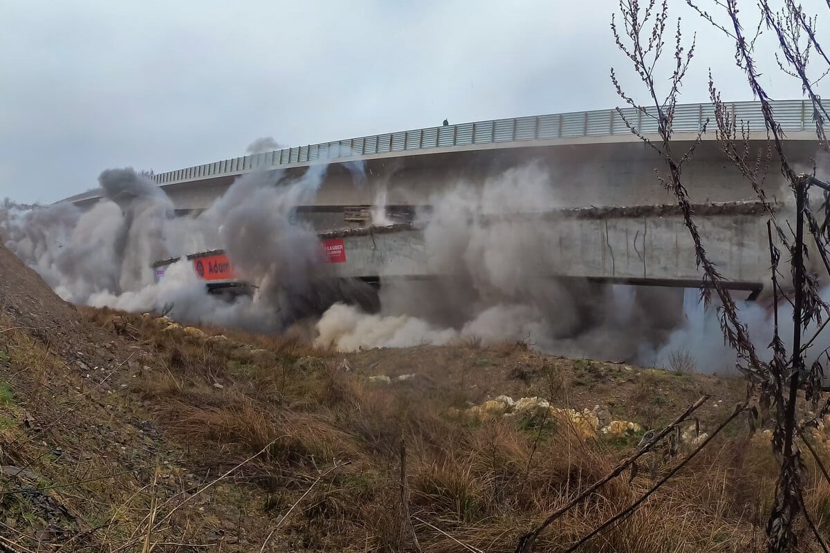 Meter Exploding Heftige Explosion: Brücke an der A45 stürzt 36 Meter in die Tiefe