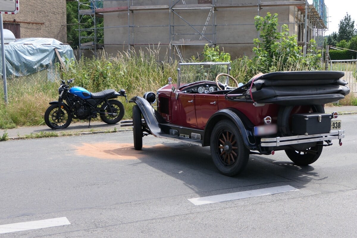 Crash-zwischen-Oldtimer-und-Motorrad-Hubschrauber-im-Einsatz-10-000-Euro-Schaden