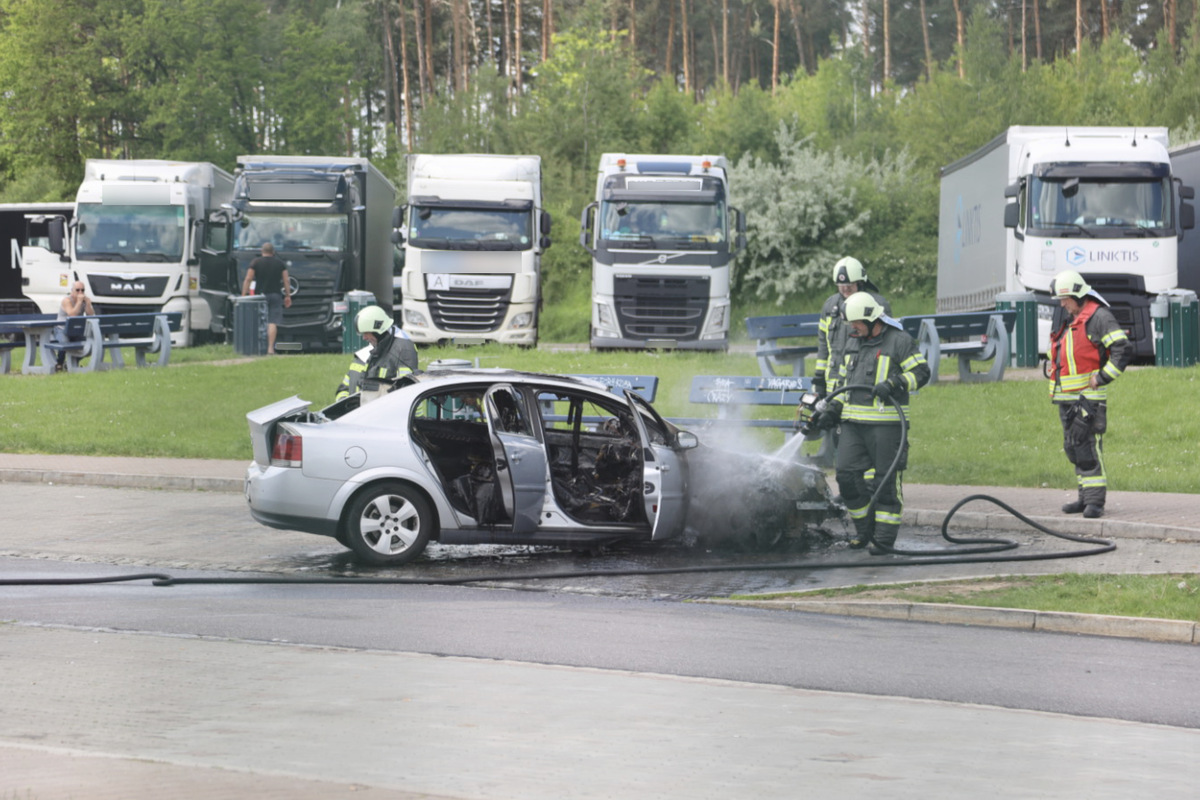 Feuer auf Rastplatz "Rossauer Wald" an A4: Auto brennt!