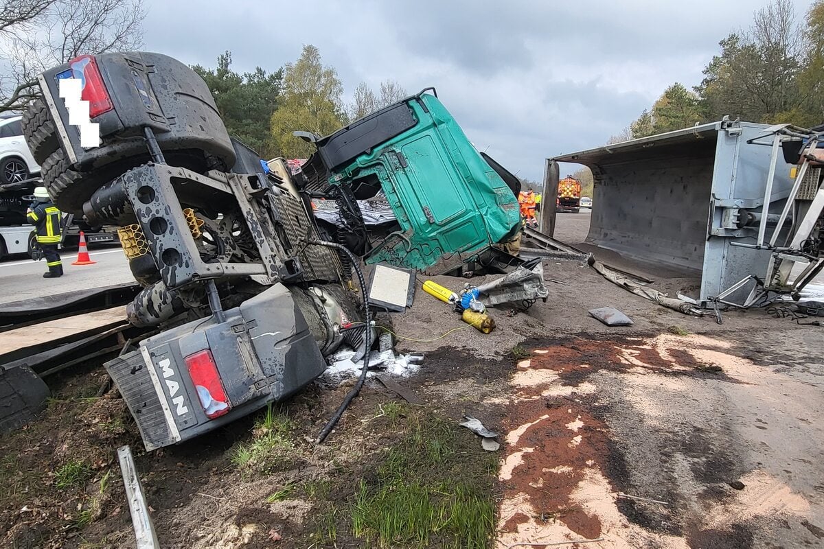 Schwerer Lastwagen-Unfall Auf Der A 27: Beide Fahrtrichtungen Gesperrt