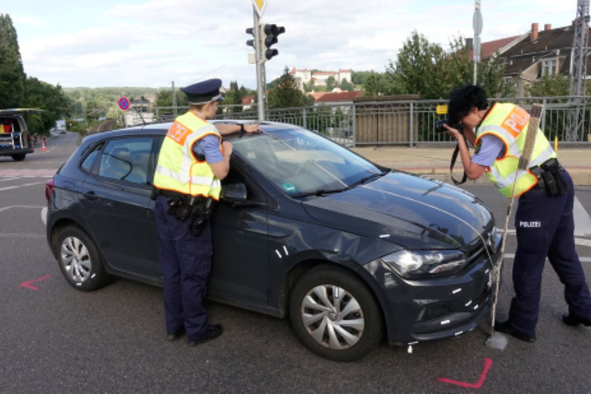 Schwerer Unfall auf Brücke: Radfahrer kracht in VW Polo