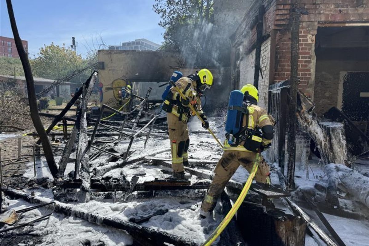 Brand in leer stehendem Areal in Friedrichshain