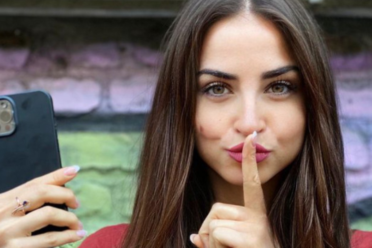 Oh nein! Warum legt Ekaterina Leonova den Schweigefinger auf ihre Lippen?