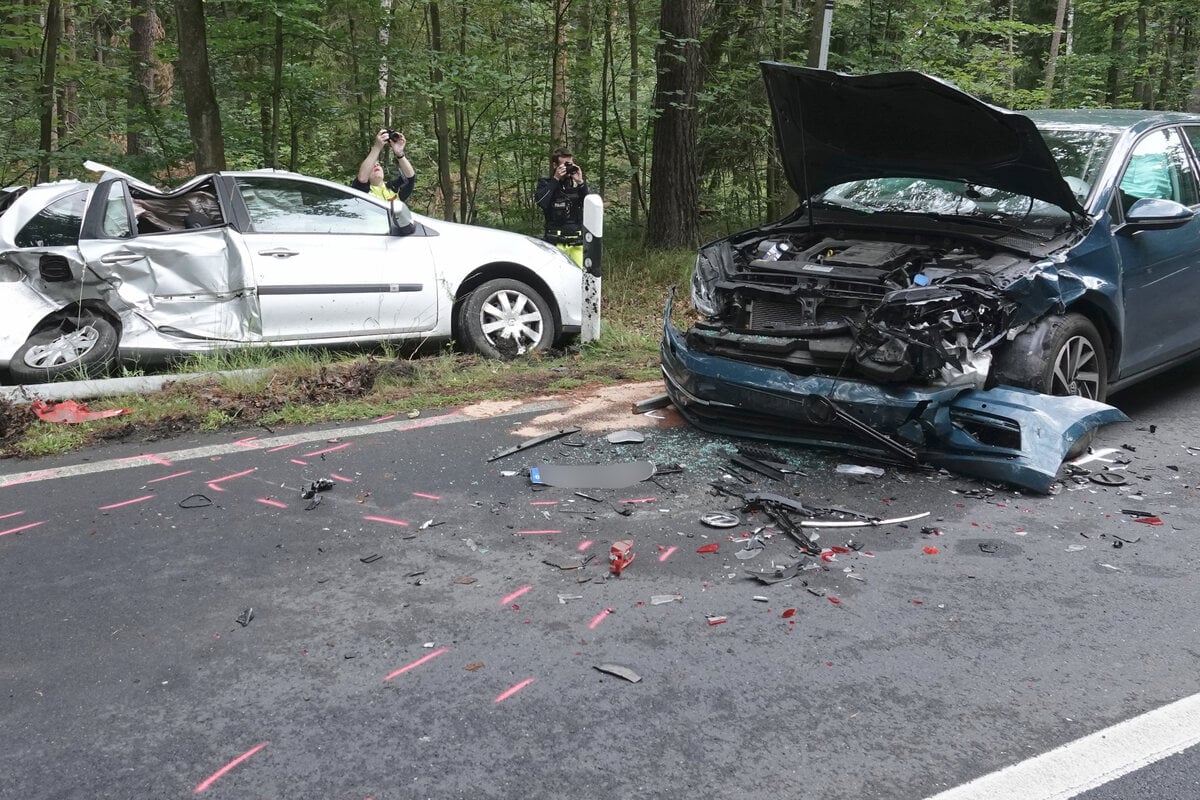 Unfall-in-der-Dresdner-Heide-Renault-landet-im-Stra-engraben