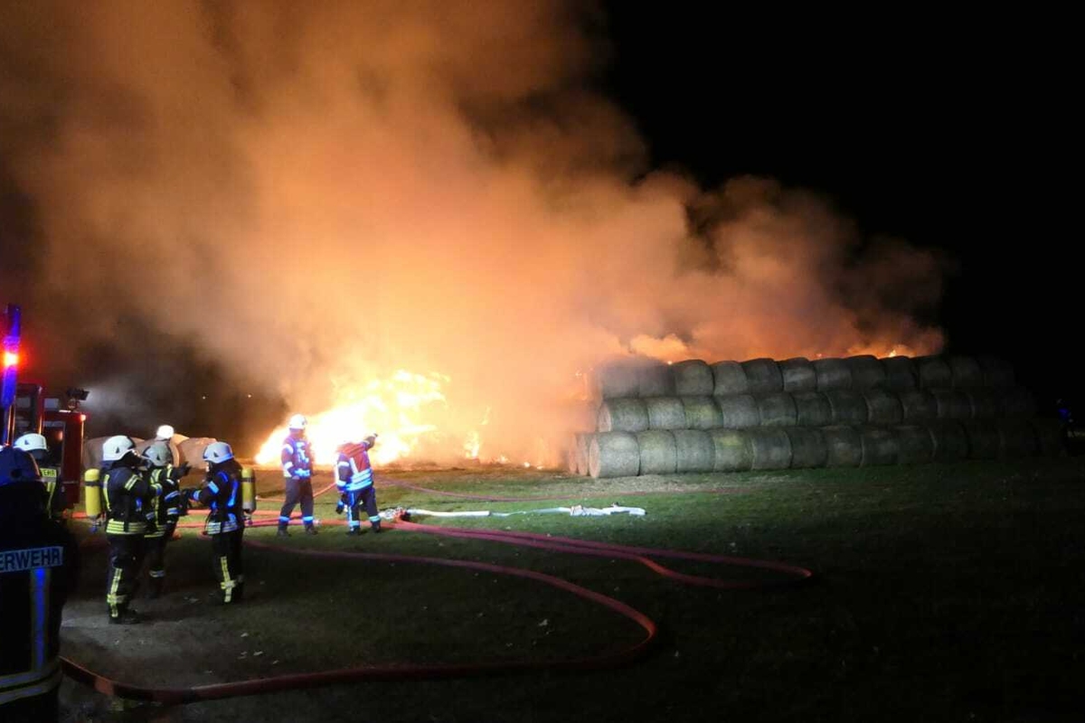Feld in Flammen: Strohballen-Brand im Landkreis Leipzig sorgt für Feuerwehreinsatz