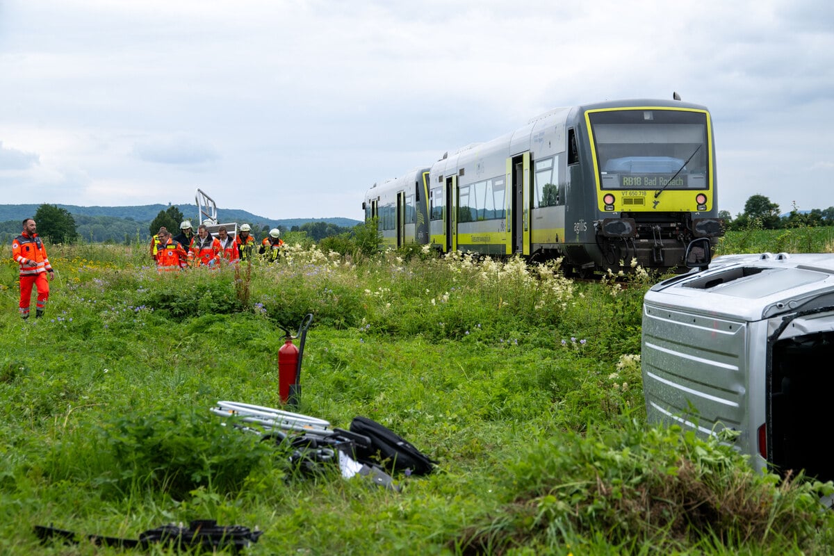 Tödlicher Unfall an Bahnübergang: Zug erfasst Auto