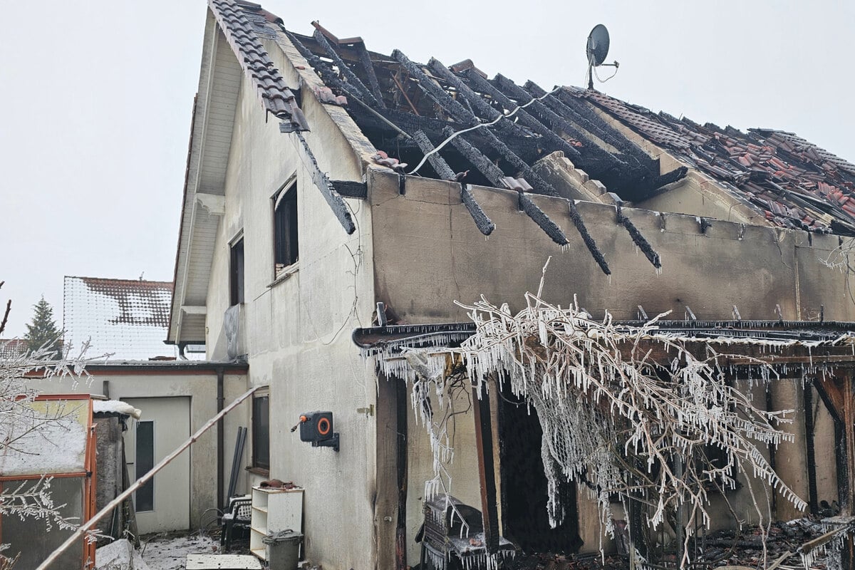 Doppelhaus-brennt-lichterloh-Familie-muss-ins-Krankenhaus