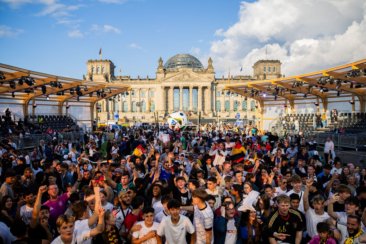 Tausende Fans in Berlin erwartet: Hier feiern Österreicher und Niederländer vor dem Spiel