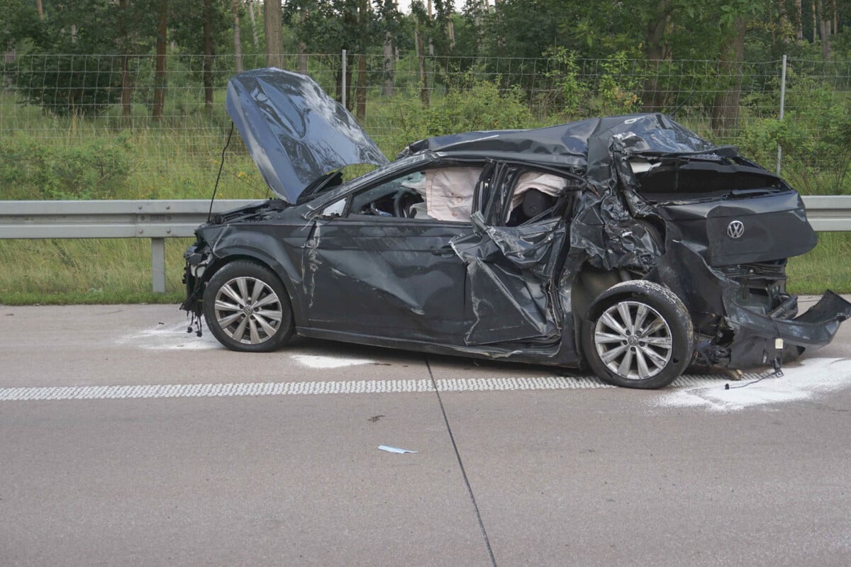Schwerer Unfall auf A9: Zwei Autos überschlagen sich, VW wird gegen Laster geschleudert
