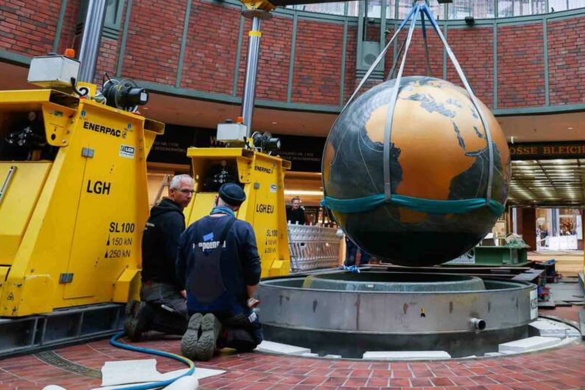 Umzug von 13 Tonnen schwerer Weltkugel erfordert Millimeterarbeit