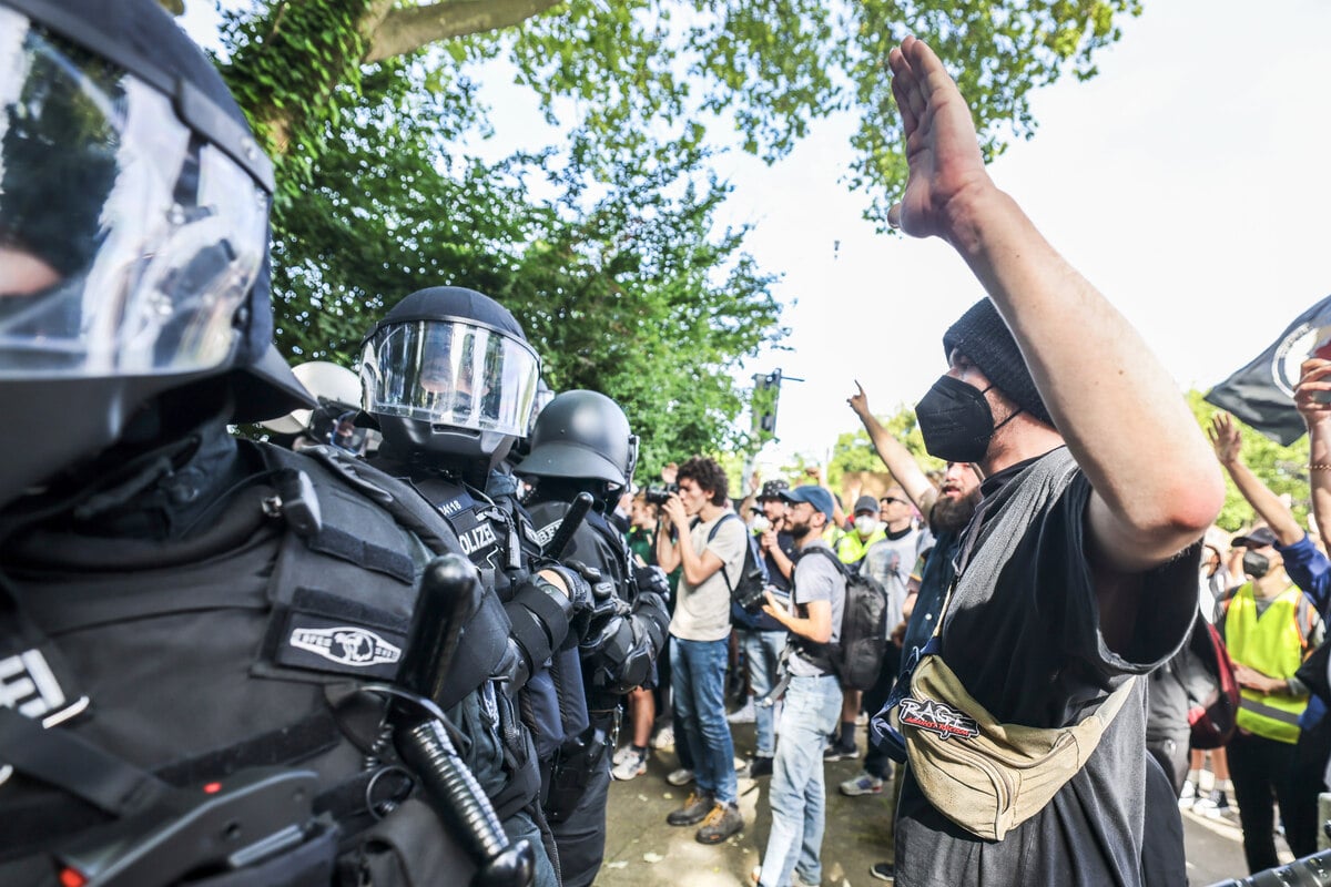 AfD-Parteitag in Essen: Polizei attackiert, Protestler festgenommen