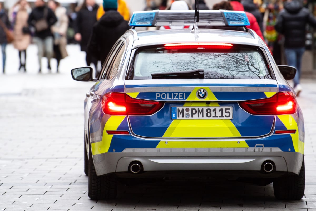 Raub in München: Seniorin brutal Ketten vom Hals gerissen, Polizei sucht Zeugen!
