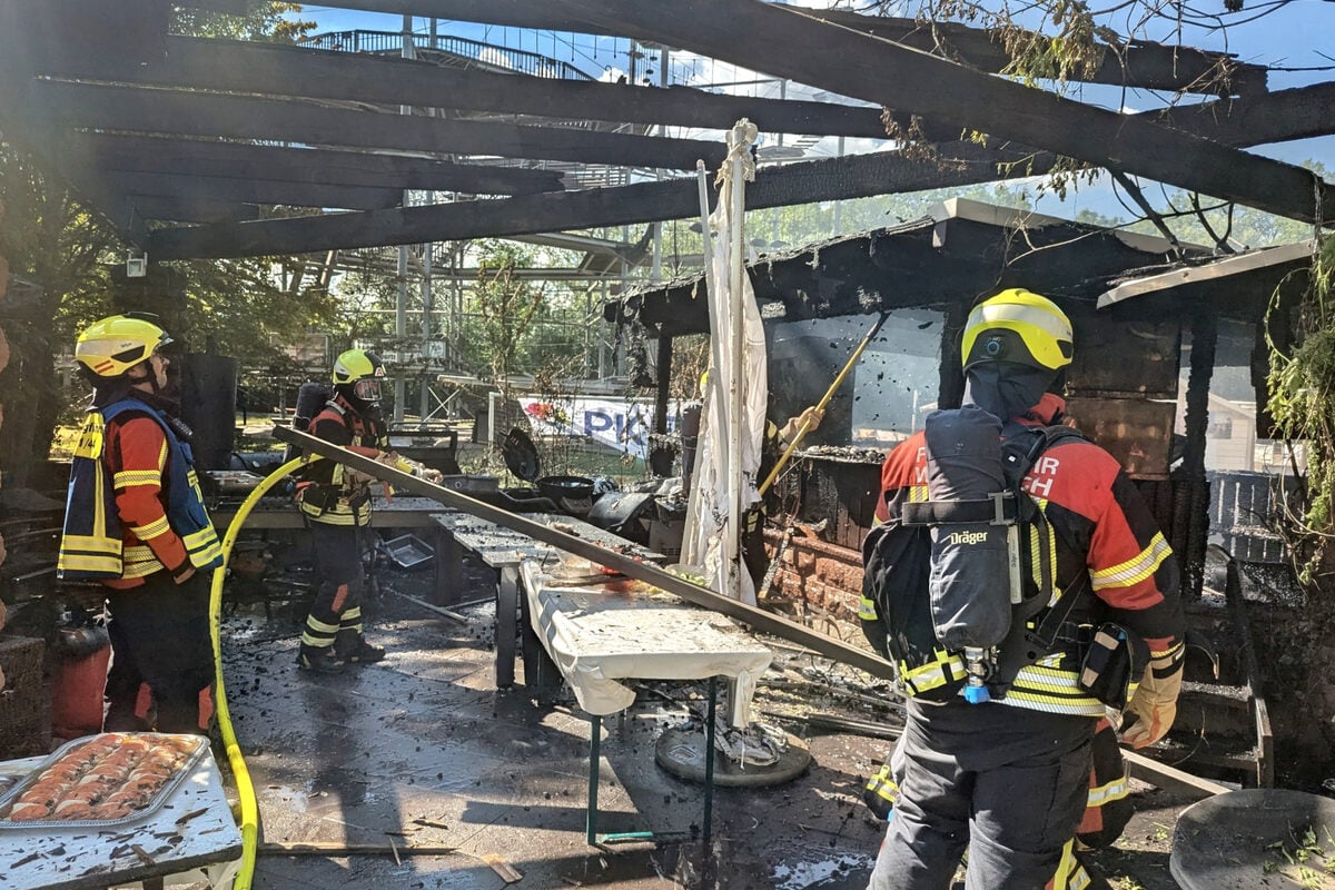 Firmenfeier endet abrupt: Feuer zerstört Außengastro