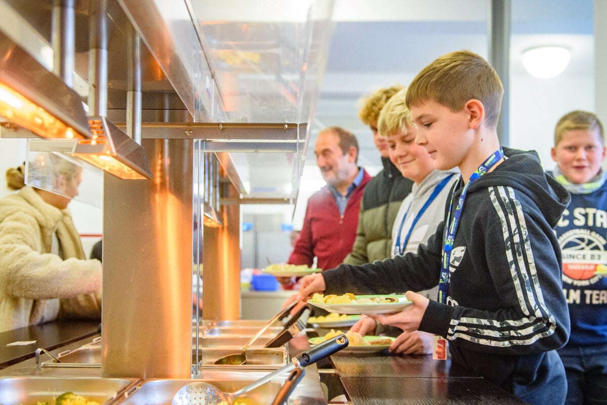 Zu teuer! Immer mehr Eltern sparen am Schulessen