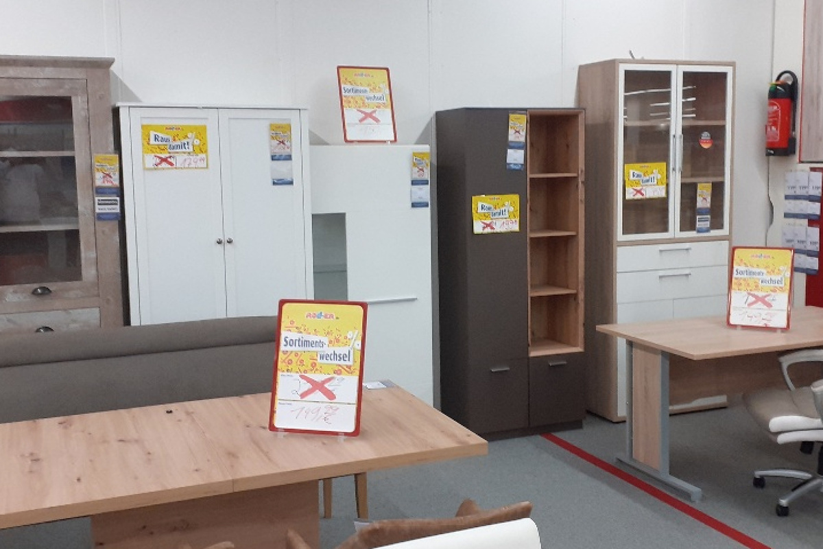In diesem Möbelhaus in Neumünster findet ein riesiger MöbelAusverkauf