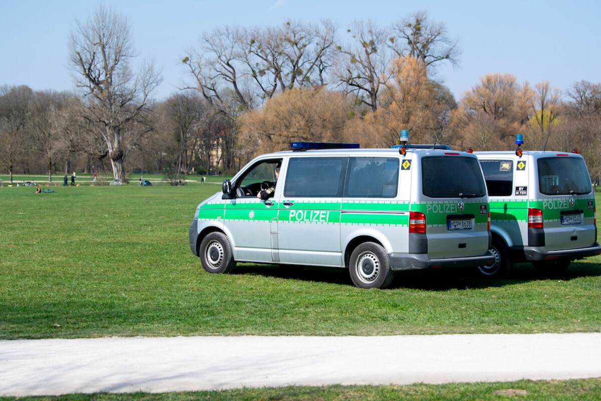 Frau pinkelt im stau