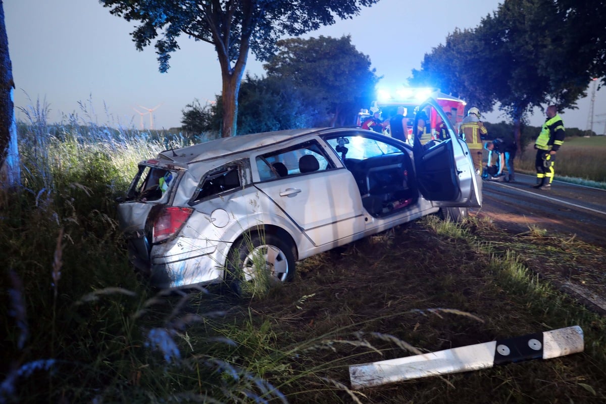 Fahrt-zur-Party-endet-im-Stra-engraben-Vier-Jugendliche-verletzt