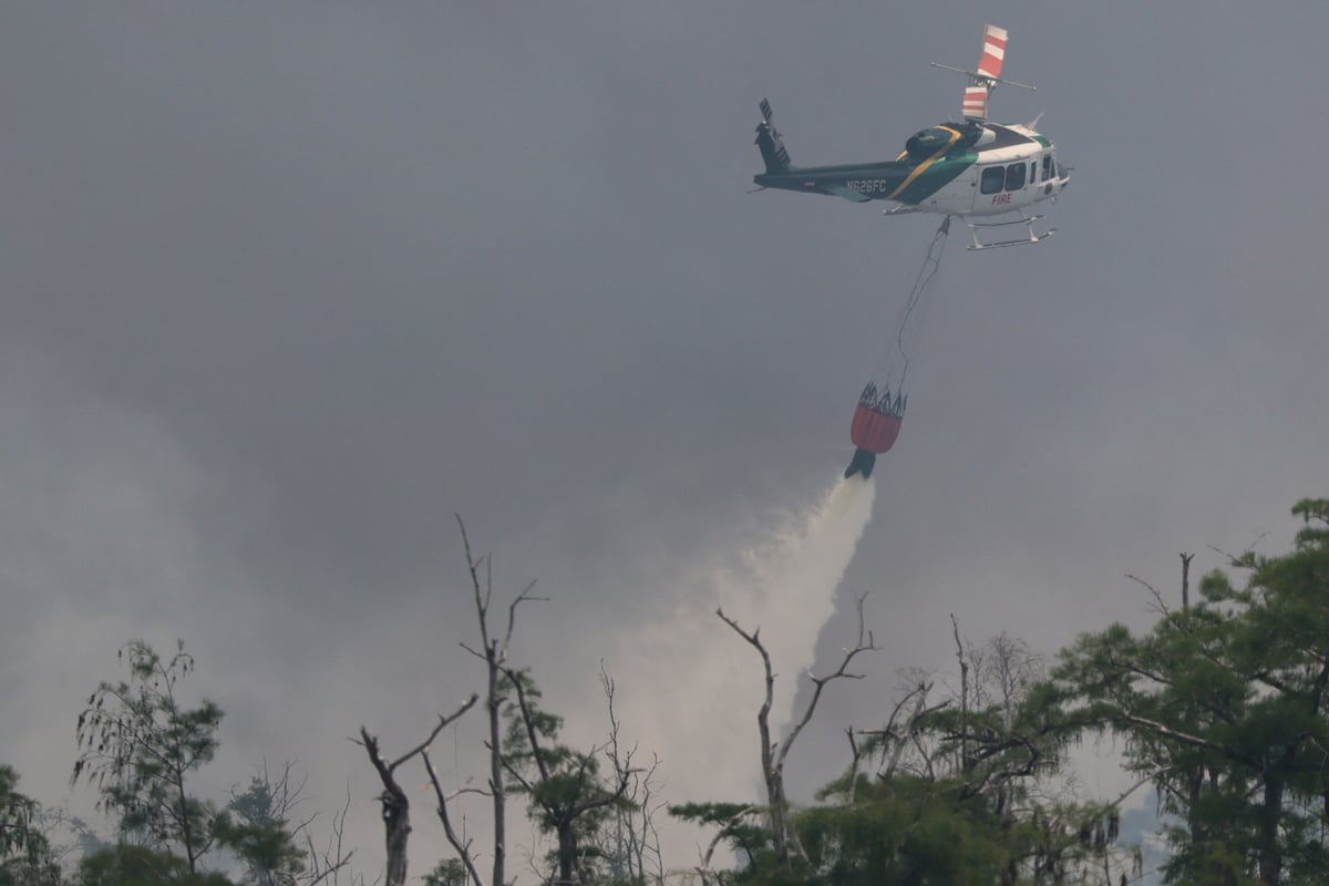 Helicopter pilot dies while fighting massive wildfires in Colorado