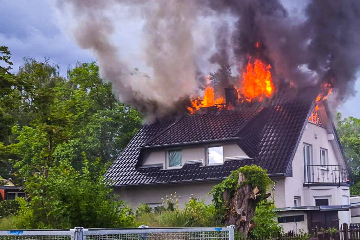 Dachstuhl steht komplett in Flammen: War ein Blitz der Auslö